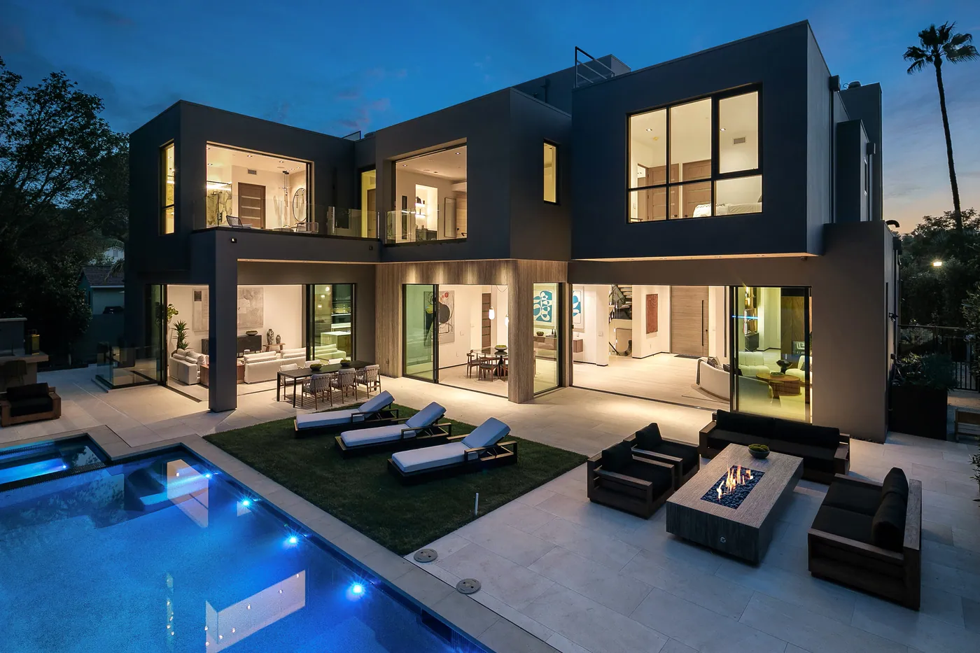 Allenford, Los Angeles: the house and pool at dusk