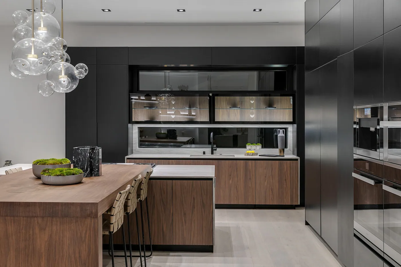 Kitchen in walnut and black
