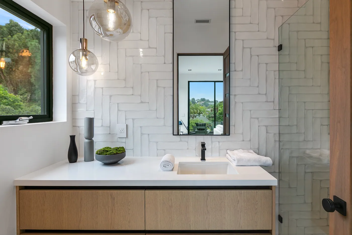 Bath in white herringbone tile