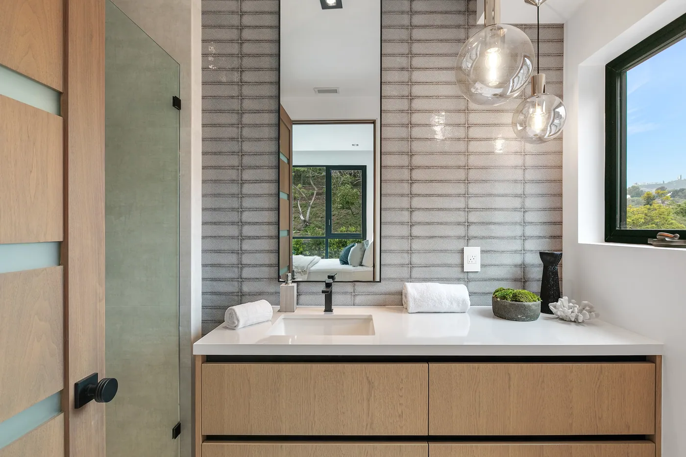 Vanity in oak and tile