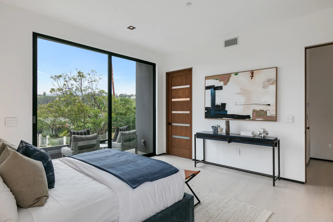 Guest bedroom with garden view