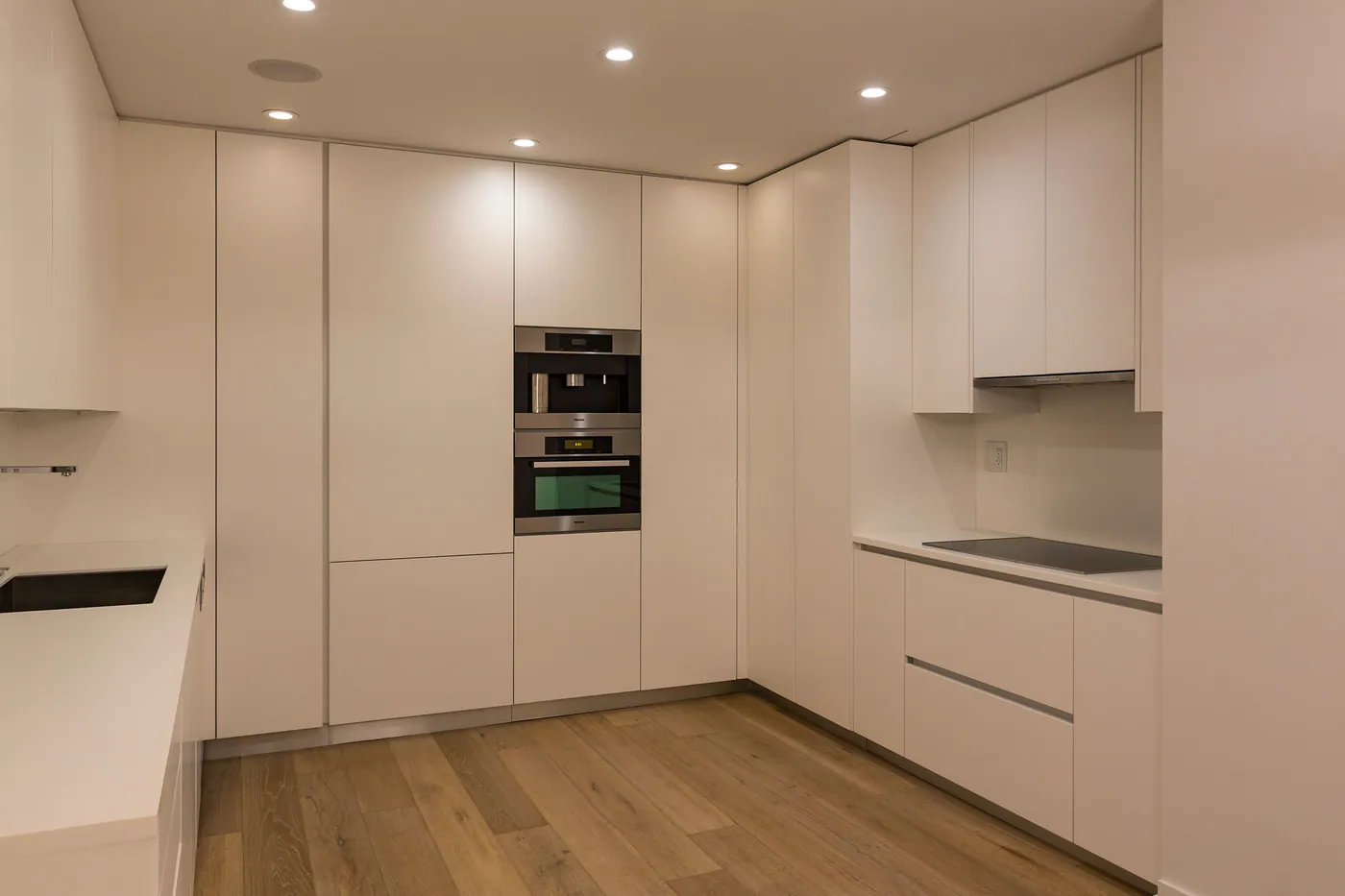 Kitchen in white lacquer