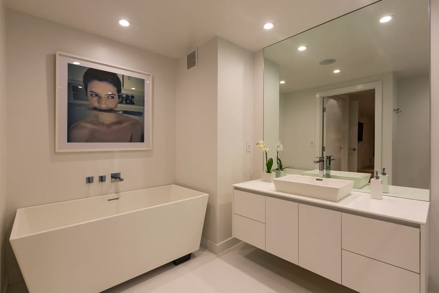 Bath with a freestanding tub