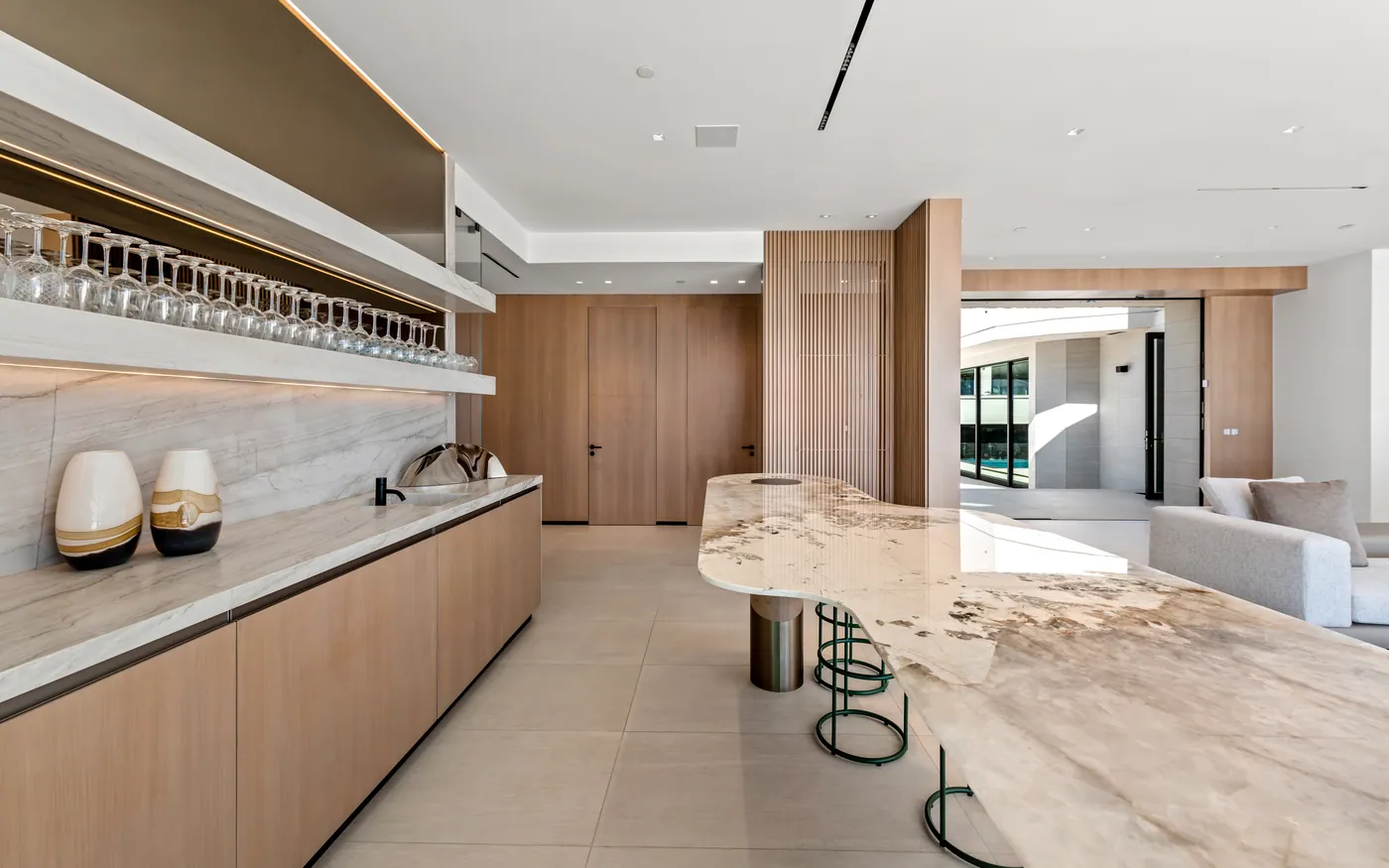 Breakfast bar in onyx and oak