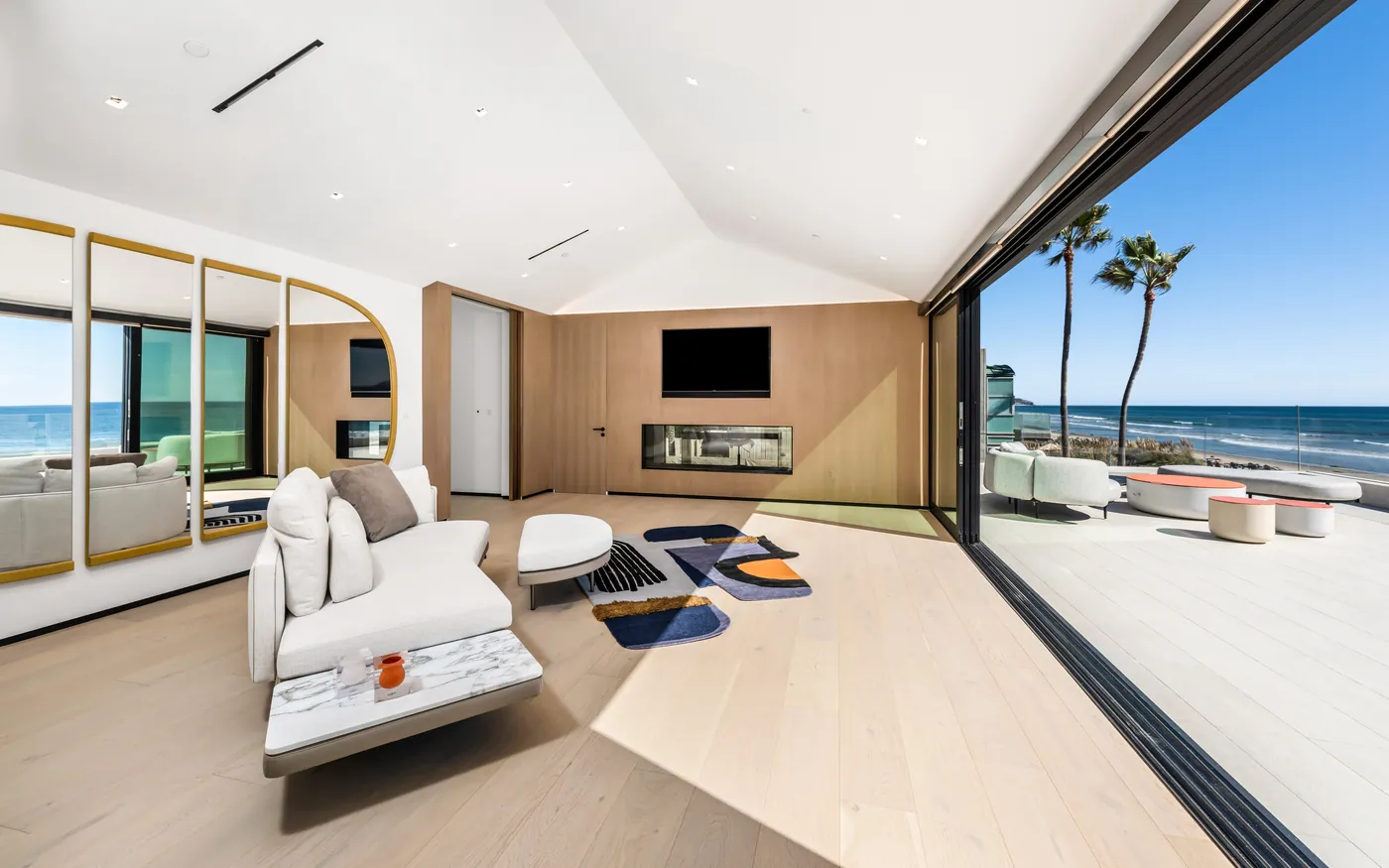 Primary suite sitting area facing the ocean