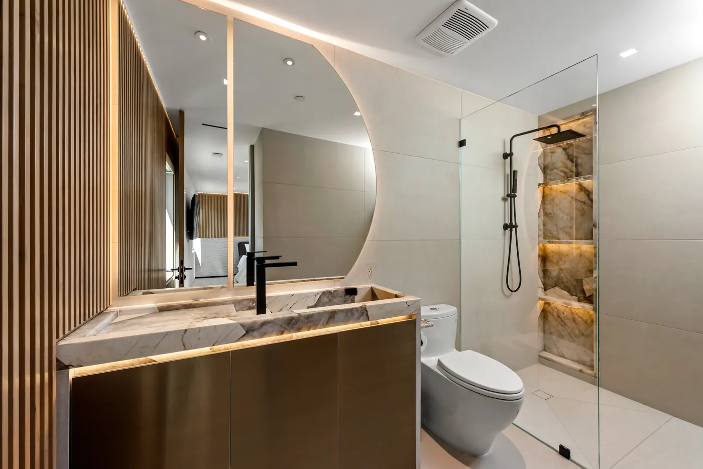 Guest bath in bronze and stone
