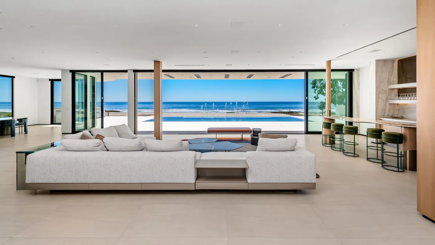 Living room on axis with the ocean