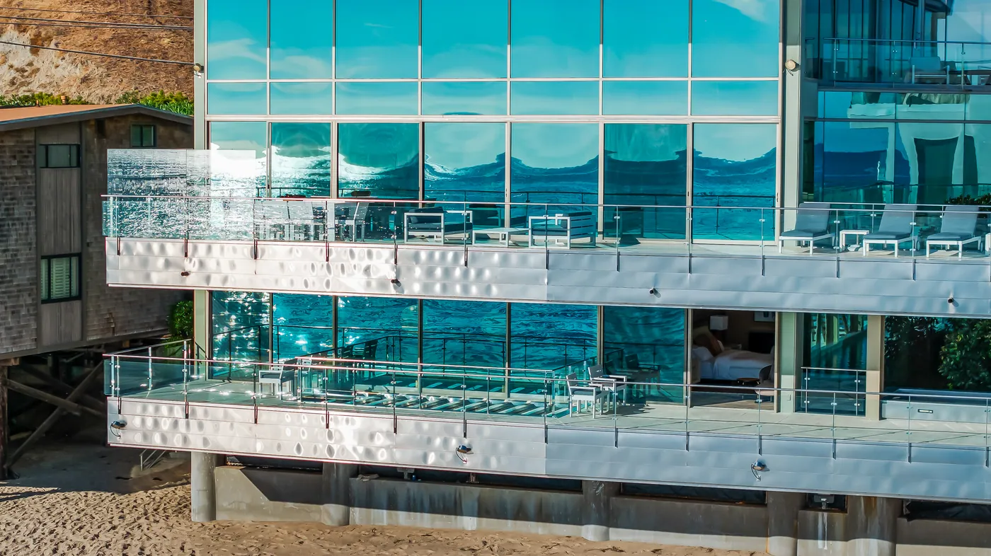 Beach facade in glass and steel