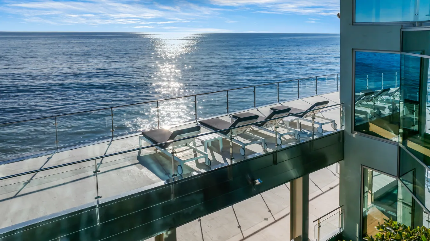 Ocean deck lounge