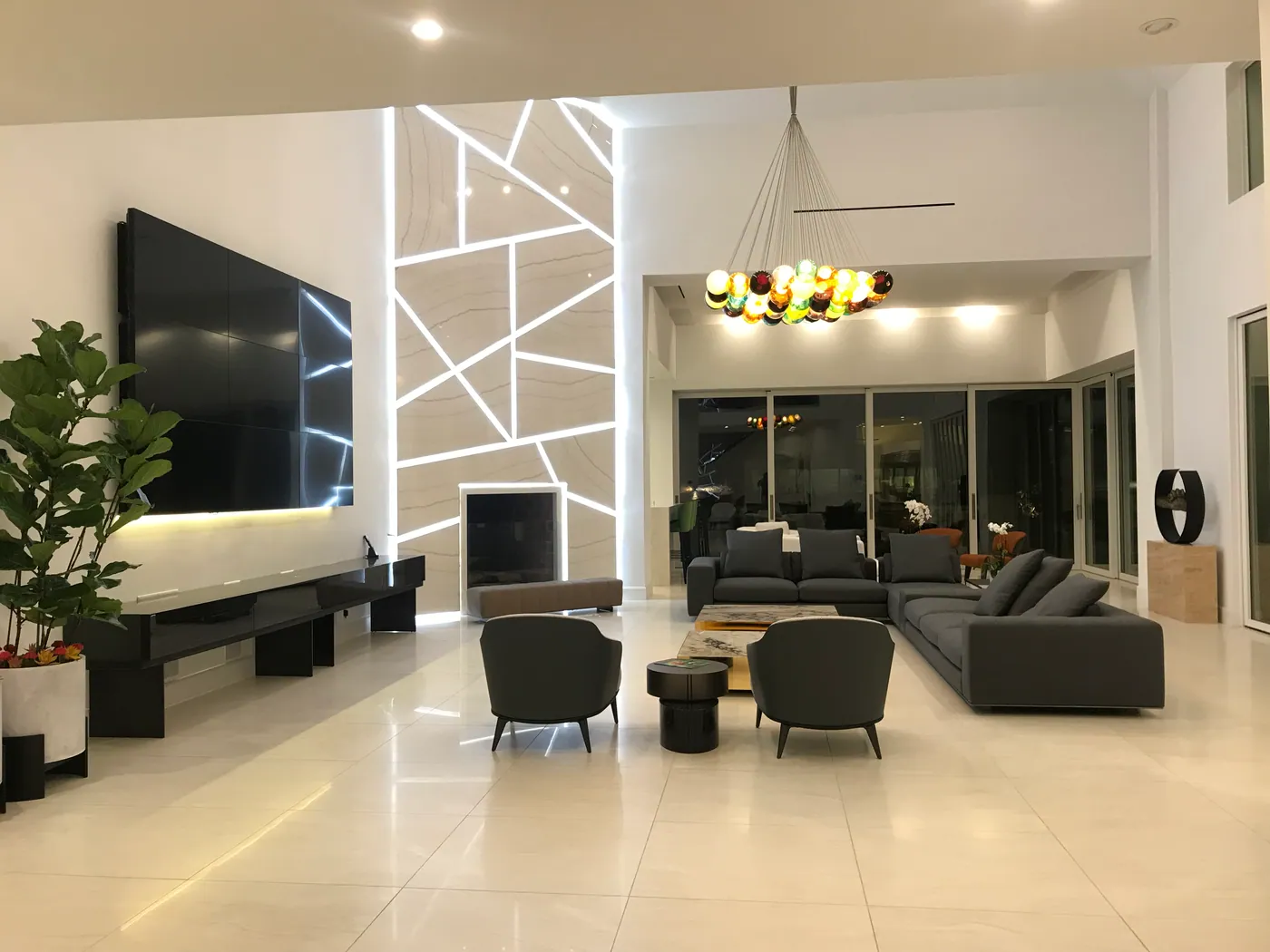 Double-height living room with a geometric wall