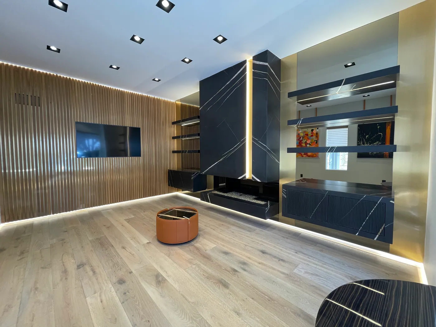 Media room in oak and black stone