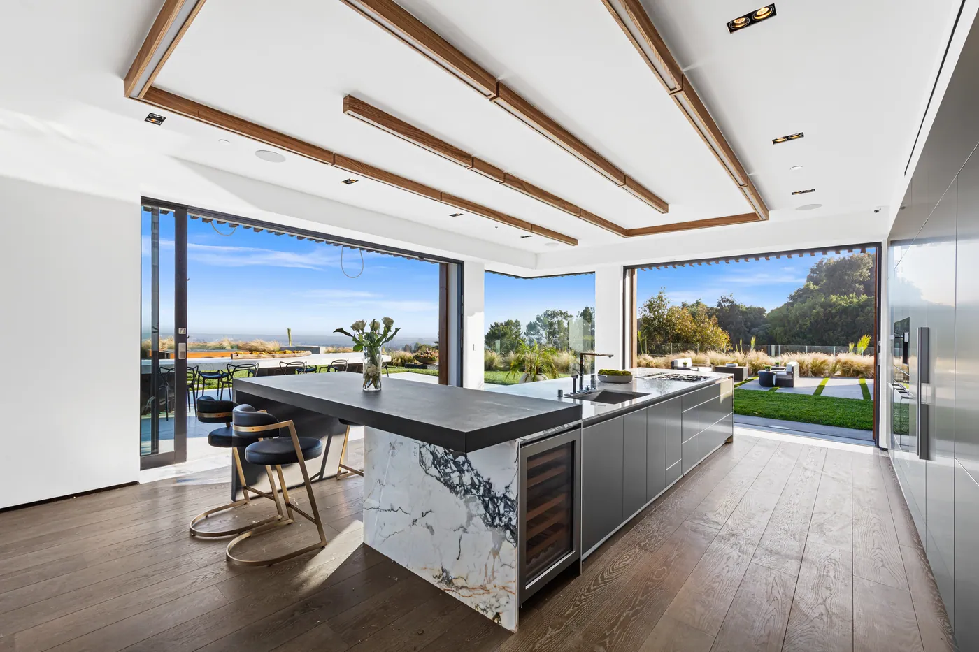Kitchen island in marble and dark stone
