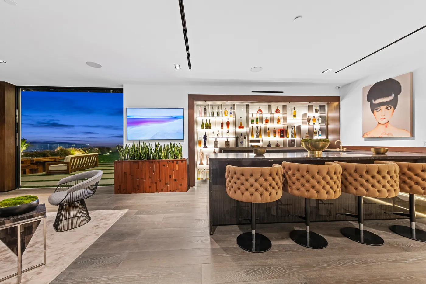 Bar and lounge opening to the terrace
