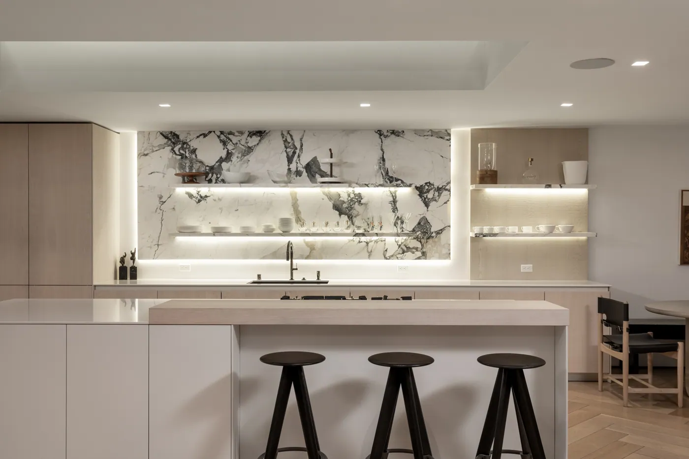 Kitchen bar with marble backsplash