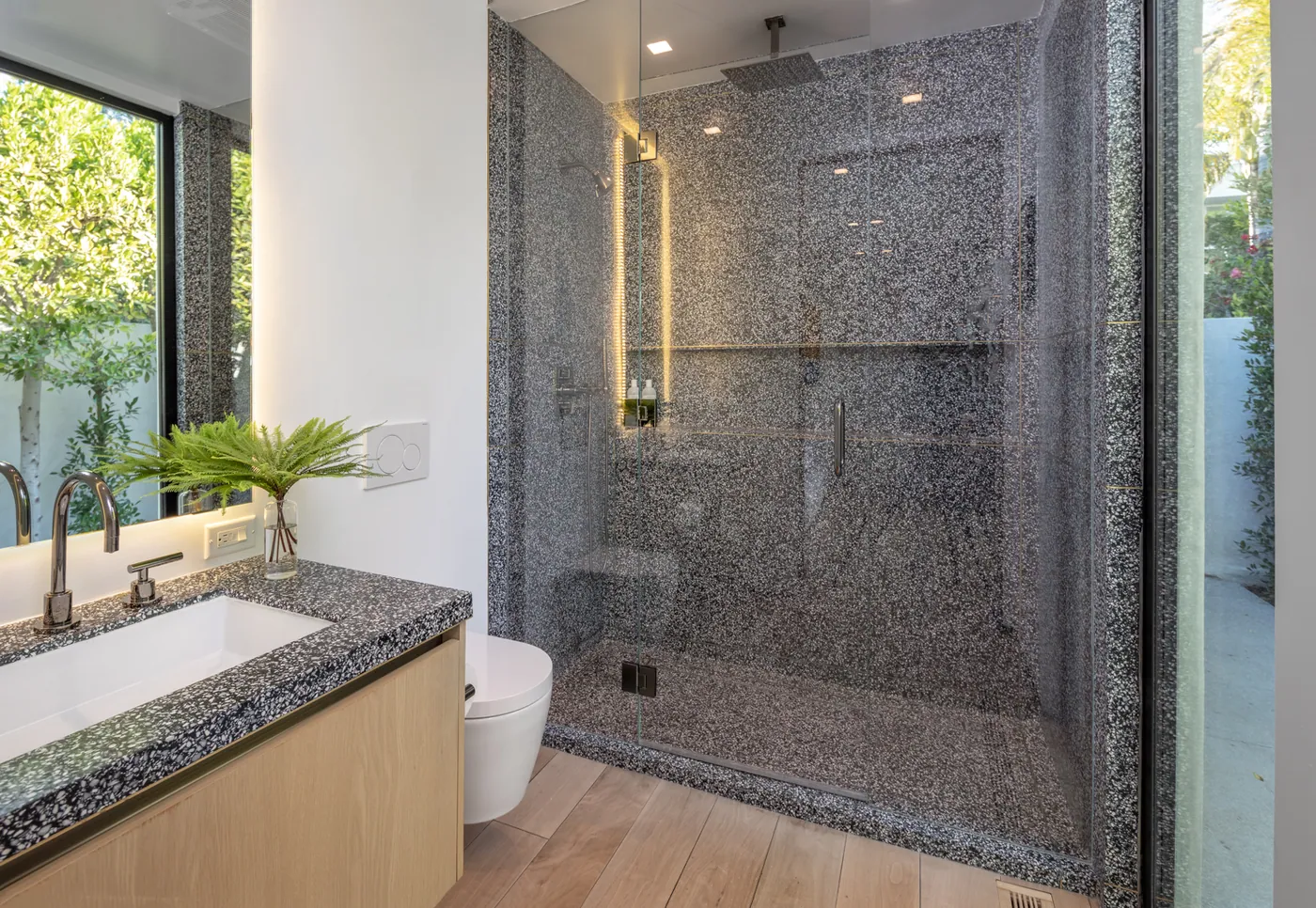 Bath in terrazzo and oak